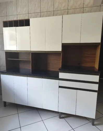 Armário de cozinha compacto