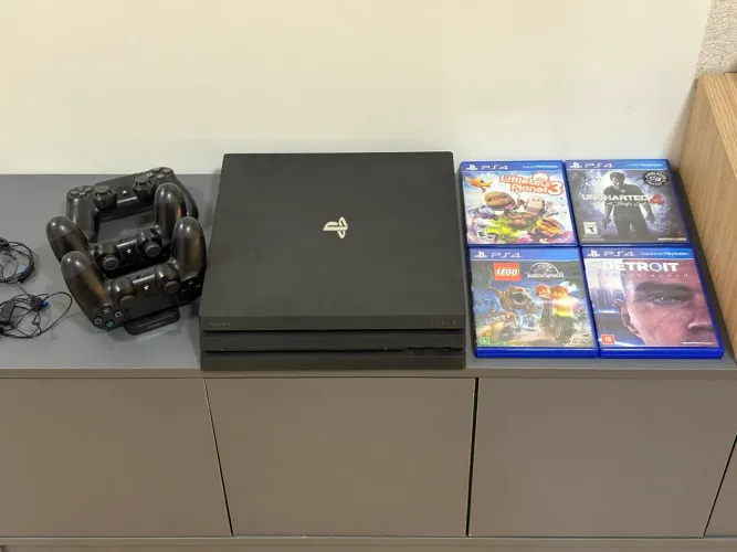 PlayStation 4 PRO 1TB - PS4 PRO + 3 controles + itens