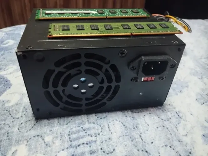 DUas memórias Ddr3 2 GB cada uma