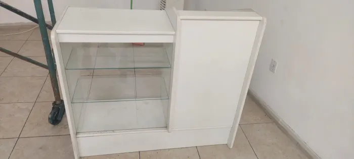 Balcão Expositor Multiuso - Branco com Vidro e Gavetas