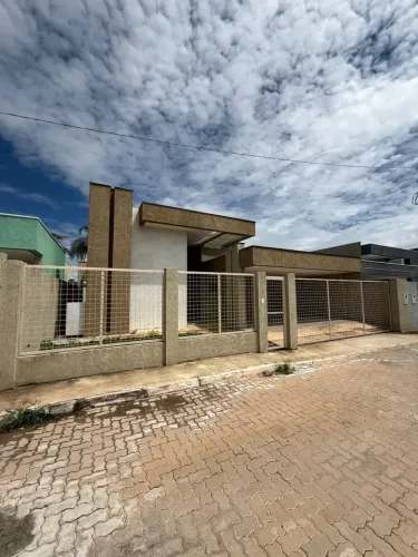 Casa Moderna para Aluguel em Condomínio Fechado com Piscina Privativa e Pé-Direito Duplo