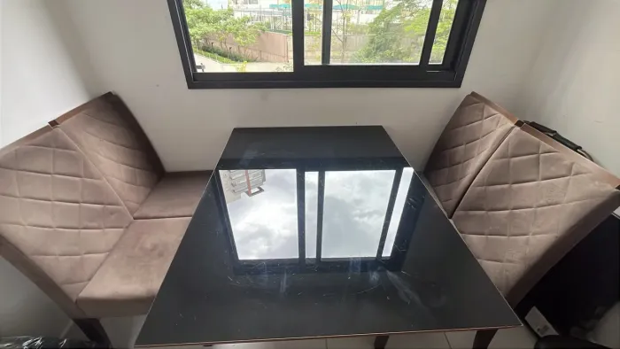 Mesa com Tampo de Vidro + 4 Cadeiras