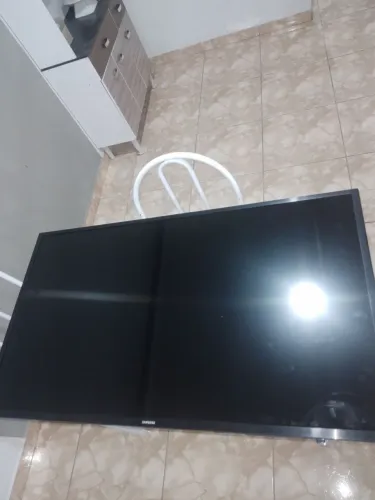 VENDO TV DE 43 POLEGADAS COM TELA C/ DEFEITO