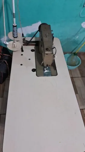 Maquina de costura reta.