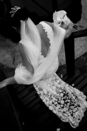 Vestido de Noiva em renda floral bordada em relevo com brilho.