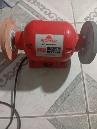 Moto esmeril com todos os acessórios.