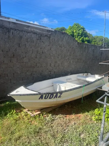 Vendo Lancha com motor em perfeito estado de funcionamento, perfeita para passeios, pesca 