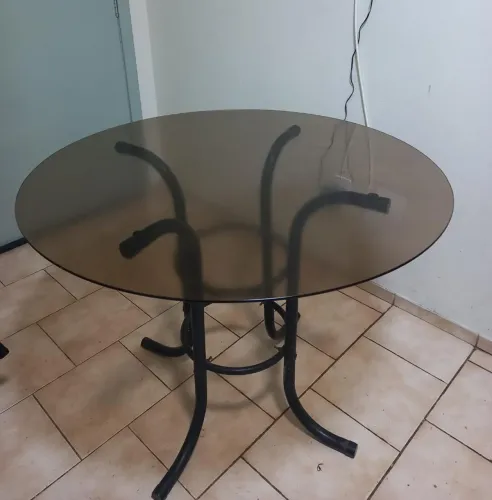 Mesa com de vidro redonda com 4 cadeiras