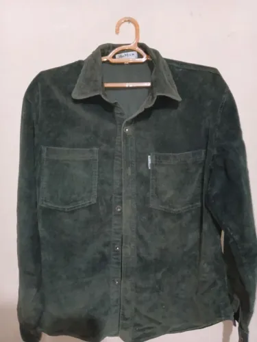 Camisa de veludo canelado. ORIGINAL STAR MOON. TAMANHO M. COM DETALHES. BOTÕES DE METAL.