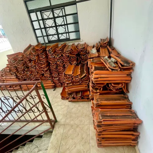 Telhas de barro (cerca de 300)