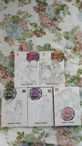 Mangás de Demonslayer (Kimetsu no Yaiba) do 4-5 e do 20-22 leia a descrição 