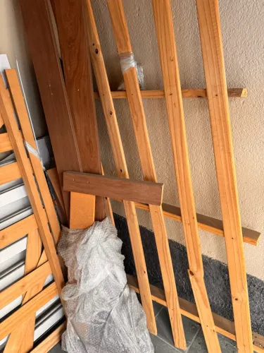 Cama de Solteiro Completa de Madeira - Usada Pouco Tempo (Para Restaurar)