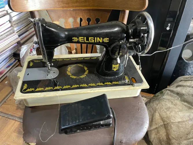 Máquina de Costura Elgin Pretinha funcionando perfeitamente