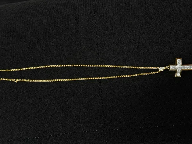Corrente dourada (ouro) + pingente cravejado cruz