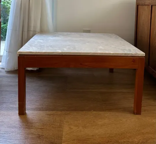 Mesa quadrada de centro ou canto. Suporte de madeira cedro. Tampo de mármore.