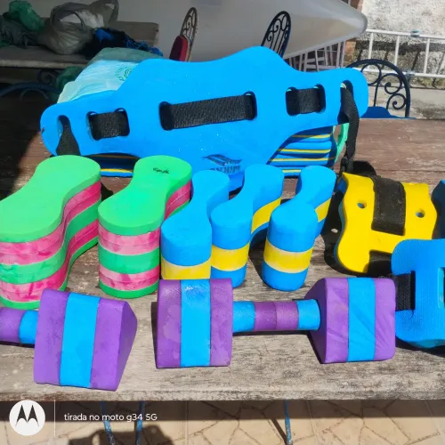 Diversos materiais para hidroginástica 