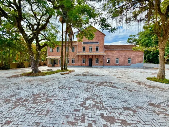 Sala para alugar com aproximadamente 760 m2 e amplo espaço de estacionamento no