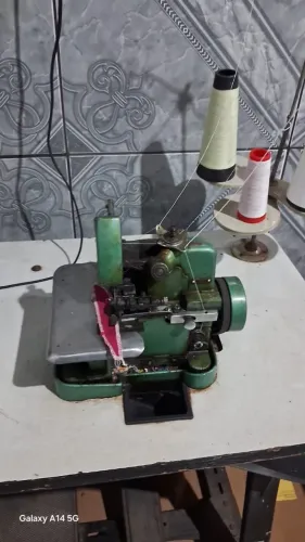 Máquina de costura overlock
