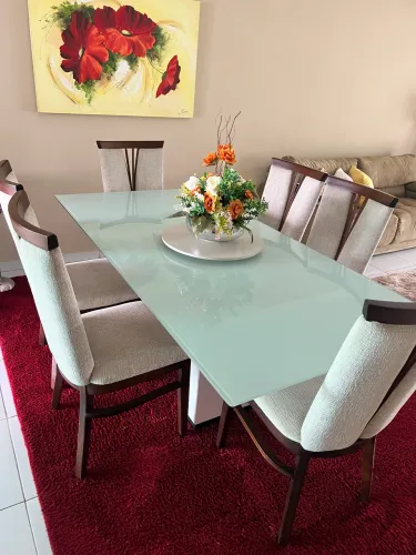 Mesa da sala grande de vidro e chenille