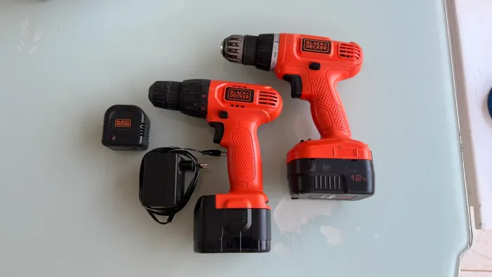 Kit 2 Parafusadeiras Black e Decker + Carregador + 2 baterias