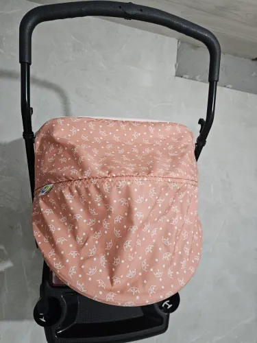 Carrinho de bebê rosa 