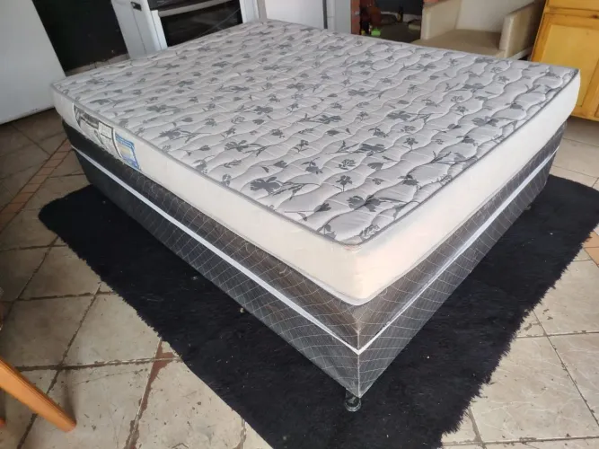 Cama casal tamanho padrão base + colchão Ortobom (marcas de uso) ((ENTREGO GRATIS))