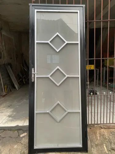 PORTA DE FERRO COM VIDRO