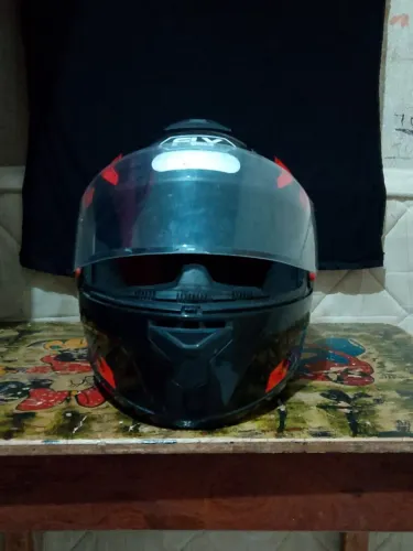 Capacete Conservado em Ótimo Estado