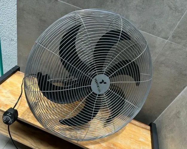Ventilador de parede Ventisilva VPL com 6 pás bivolt estrutura metálica. Muito novo,.