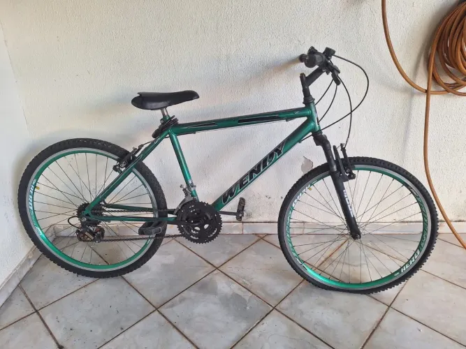 Bicicleta Wendy aro 26 na cor verde com sistema de marchas