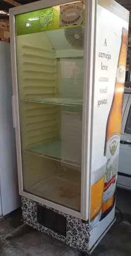 Freezer cervejeiro expositor, funcionando perfeitamente.