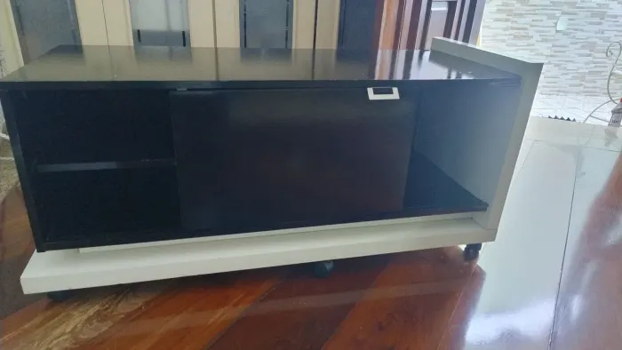 Rack madeira c/ porta de correr. Compr./ Altura 1,10 / 0,50