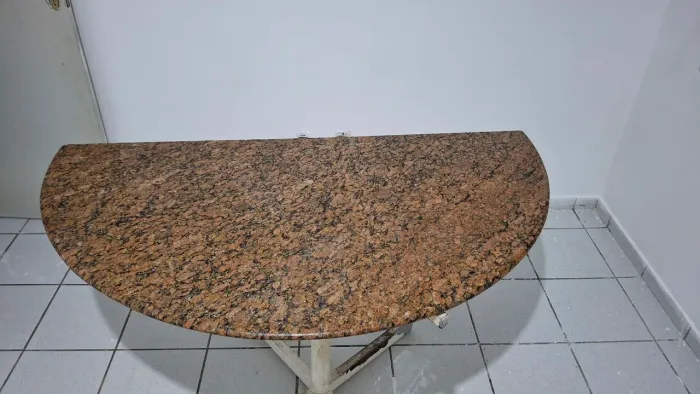 Mesa com tampo em granito