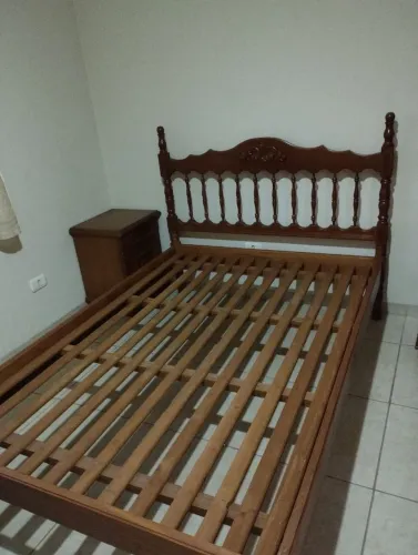 Cama casal em cerejeira com dois criados