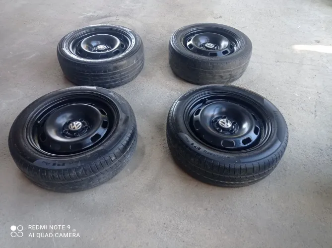Vendo jogo de pneus com rodas cinco furos . Volkswagen, polo