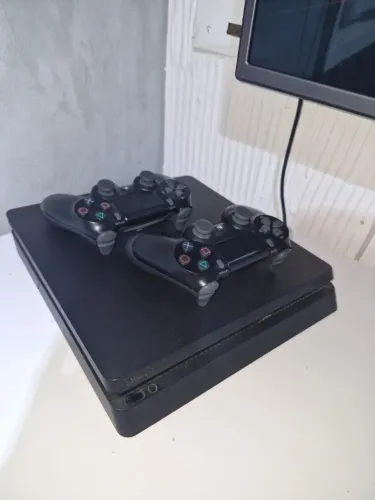 Ps4 slim 500gb usado e 2 controles.