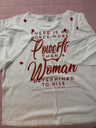 Blusa lança perfume