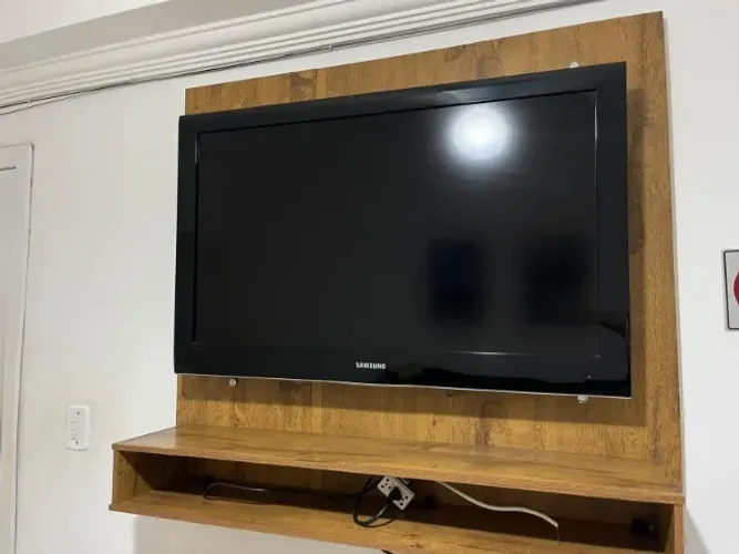 TV Samsung 40'' LN40A550P3R com painel suspenso amadeirado (usada)