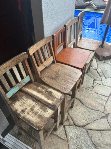 Banquetas e cadeiras de Peroba 