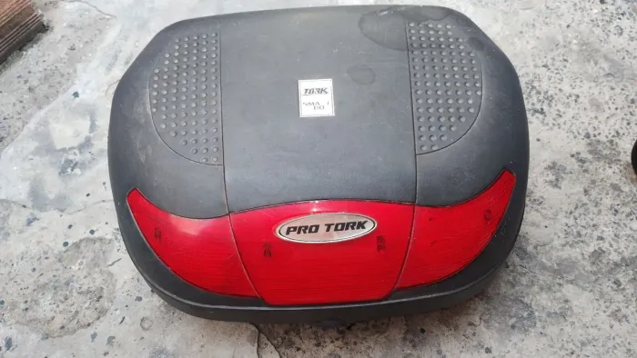 bauleto para motocicleta Pro Tork Smart Box com capacidade de 45 litros.