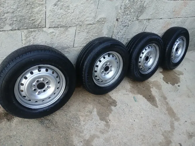 Jogo rodas 13 da em todos os carros, pneus meia vida, não dá trabalho, rodo com eles muito
