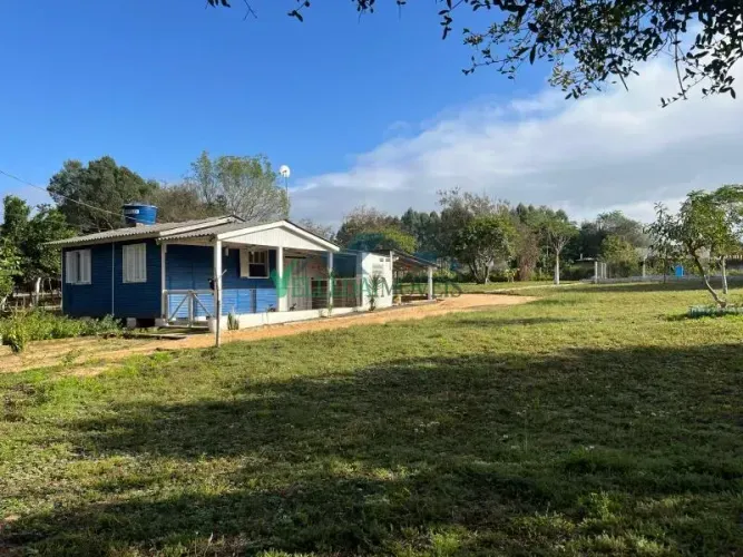 Velleda oferece magnífico sítio completo em Águas Claras, galpão, piscina, galinheiro e fr