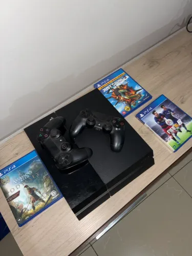 Playstation 4 500gb+ duas dualshock + 3 jogos de brinde