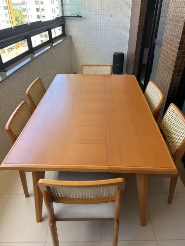 Mesa de madeira com 6 cadeiras.