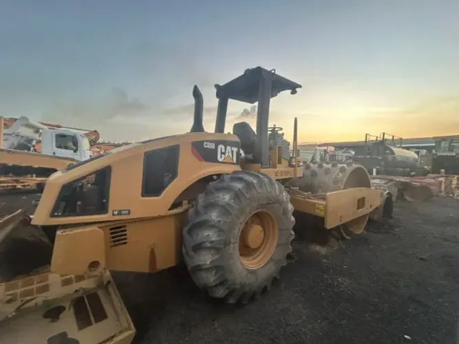Rolo Compactador Caterpillar CS56, ano 2009