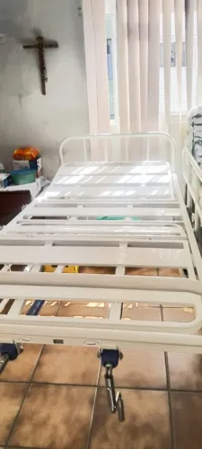 Cama Hospitalar (Acompanha colchão Pneumático)