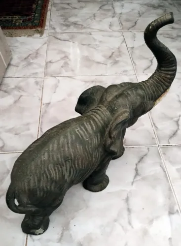 Escultura em Cerâmica em Formato de Elefante