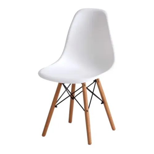 Cadeira branca Tok&Stok com pés de madeira, design premiado 