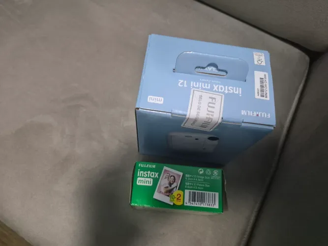 Instax mini lacrada com 20 papéis de foto