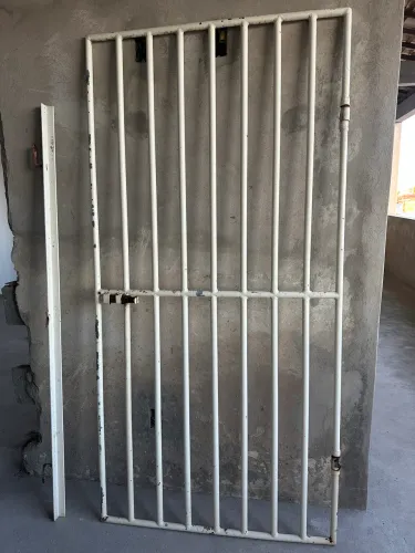 Portão de Ferro Completo com Batedor e Ferrolho